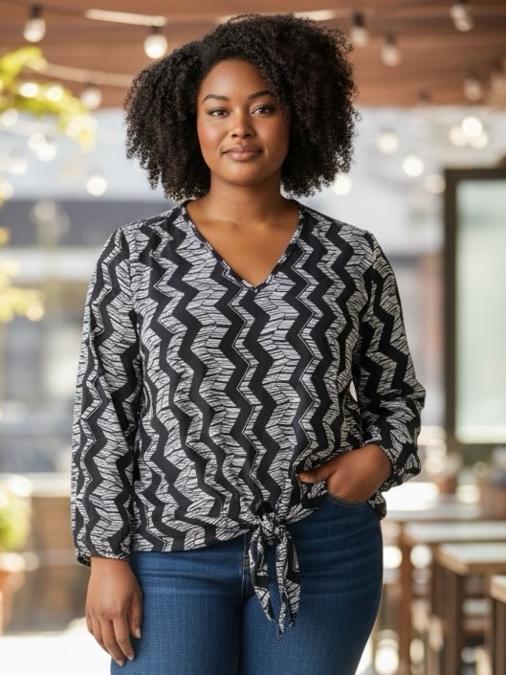 Robert Louis, Black and White pullover V-neck tie front top L